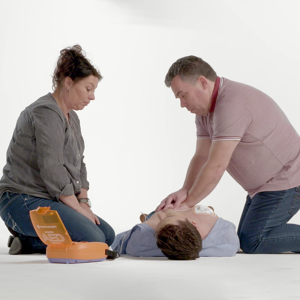 Cardiolife AED‑3100 ‑defibrillaattori hätäelvytyksen automatisoituun käyttöön, selkeä opastus.
